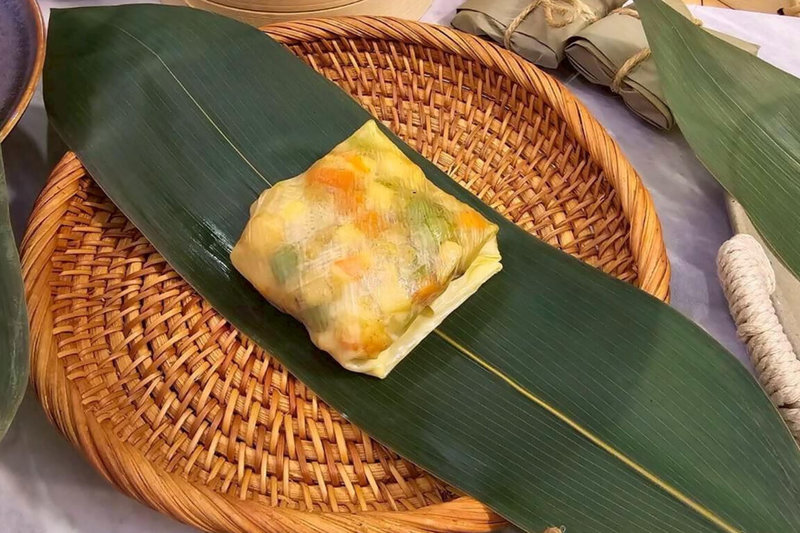 衛生福利部國民健康署邀請主廚陳之穎運用創意將食物變身健康粽,湯葉鮮蝦竹筍粽以糙米取代糯米,並選用香菇、竹筍、絲瓜等多種蔬菜,提高膳食纖維攝取量。(國健署提供)中央社記者陳婕翎傳真 114年5月28日
