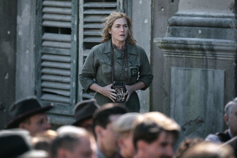 電影「她眼中的世界」將於29日上映,英國女星凱特溫絲蕾(Kate Winslet)(後)身兼主演與製片,詮釋傳奇女攝影師黎米勒(Lee Miller)人生。(采昌提供)中央社記者王心妤傳真 114年5月28日