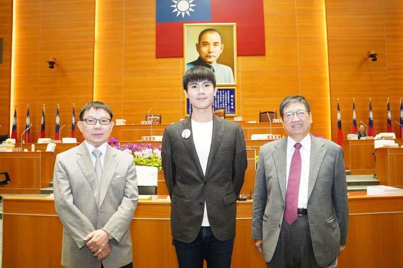 民進黨新竹縣議員歐陽霆(中)28日指出,縣內公私立停車場應設置智慧自動通報系統、多點式熱顯像偵測系統、低壓細水霧等消防設備,才能有效防堵電動車起火延燒,維護停車場公共安全。(新竹縣政府提供)中央社記者郭宣彣傳真 114年5月28日