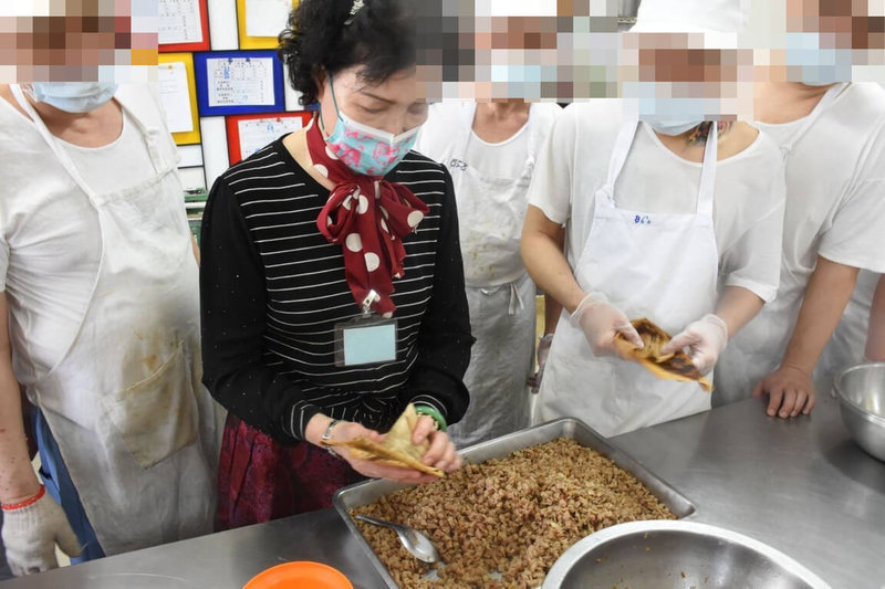 苗栗看守所自營作業工場培養收容人一技之長,所內自營商品自創品牌「悟桐軒」傳統客家粽買氣旺,端午節檔期開放訂購不到1週即爆單喊停。(苗栗看守所提供)中央社記者管瑞平傳真 114年5月28日