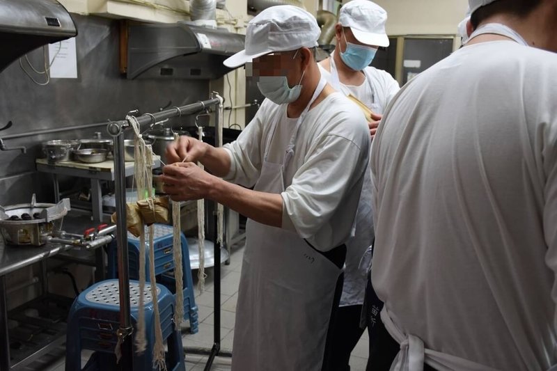 苗栗看守所自營作業工場培養收容人一技之長,生產的傳統客家粽因用料實在、價格便宜,向來是熱銷商品,端午節將至,開放訂購不到1週即爆單喊停。(苗栗看守所提供)中央社記者管瑞平傳真 114年5月28日