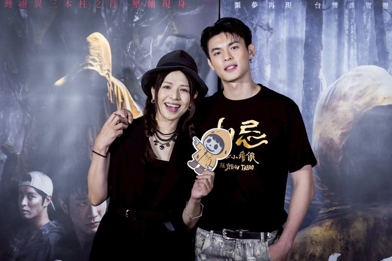 恐怖電影「山忌 黃衣小飛俠」即將上映,演員邱以太(右)片中需背部全裸,28日試映會上,他透露事前有跟媽媽林葉亭(左)報備。(威視提供)中央社記者王心妤傳真 114年5月28日