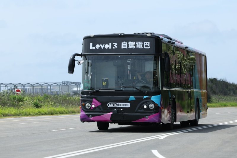 車輛中心表示,全台首輛Level 3 AI自駕電動巴士為攜手義隆電子、歐特明、為昇科、旭春、友通資訊、智易科技、奇美車電等國內指標企業共同打造,並採用成運汽車電動巴士平台。(車輛中心提供)中央社記者劉千綾傳真 114年5月28日