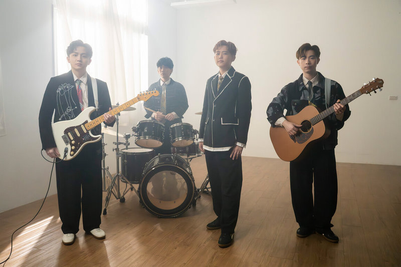 樂團理想混蛋台北小巨蛋演唱會主題曲「接住你」日前上線,歌曲中的大合唱編排,象徵跟歌迷一起用音樂接住彼此。(何樂音樂提供) 中央社記者陳怡璇傳真 114年5月28日