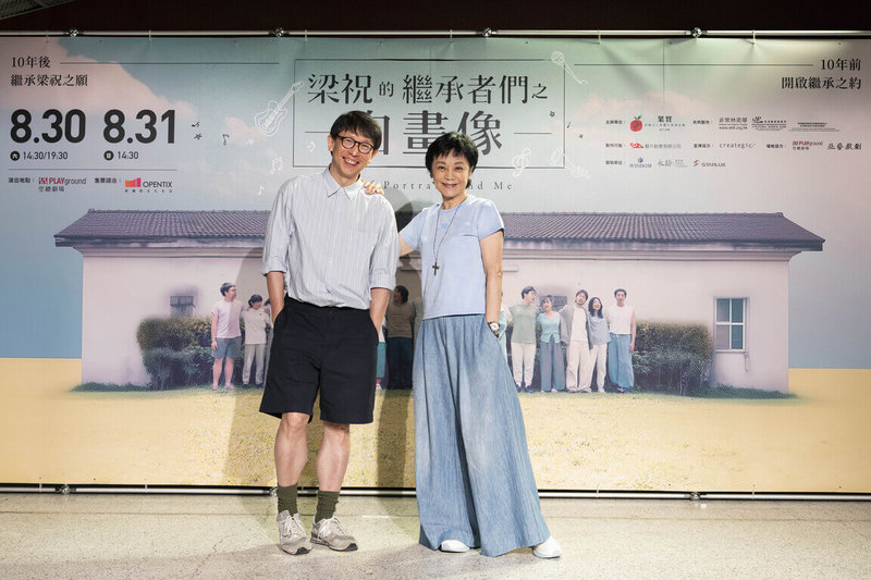 舞台劇「梁祝的繼承者們之自畫像」改編自香港導演林奕華(左)經典作品「梁祝的繼承者們」,28日開賣記者會上,金馬影后張艾嘉(右)與林奕華一同合影。(果實文教基金會提供)中央社記者葉冠吟傳真 114年5月28日