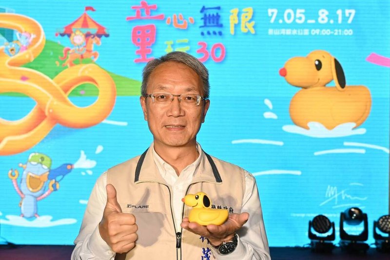 2025宜蘭國際童玩藝術節將於7月盛大登場,荷蘭藝術家霍夫曼(Florentijn Hofman)受邀將黃色小鴨與經典卡通角色史努比結合,設計出「史努比鴨」裝置藝術,28日由宜蘭縣代理縣長林茂盛(圖)在童玩節宣傳記者會對外展示。(宜蘭縣政府提供)中央社記者沈如峰宜蘭傳真 114年5月28日