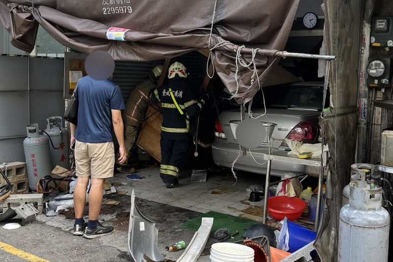 一輛自小客車28日下午從台南市東區一處地下停車場駛出時,疑似操作不慎,導致車輛加速衝過街道,先波及1輛路過機車後再撞進對面餐飲店,機車騎士右腳擦挫傷,送醫治療。(讀者提供)中央社記者楊思瑞台南傳真 114年5月28日