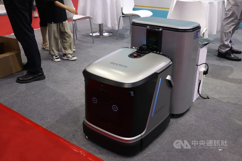 中國掀起機器人熱潮。5月北京舉辦的一場機器人展,一款智慧清潔的機器人在展場中展出。中央社記者呂佳蓉北京攝 114年5月28日