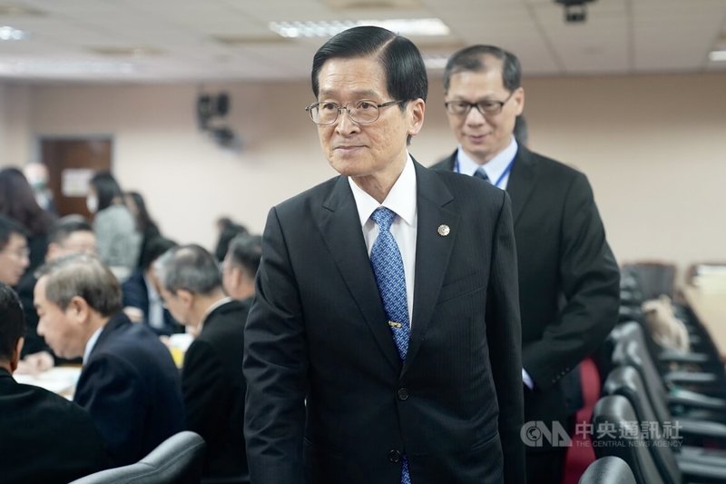 檢調調查藝人閃兵案發現體檢報告都是由台北榮總負責複檢。退輔會主委嚴德發(前)28日在立法院對此表示,案子發生後北榮全力配合司法檢調調查,基本態度就是勿枉勿縱,全力配合偵辦。中央社記者徐肇昌攝 114年5月28日