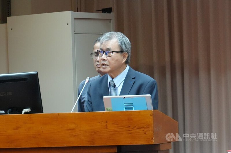 美國媒體指出,川普政府考慮要求所有外國學生接受社群媒體審查,已暫停安排新的學生簽證申請面試。教育部長鄭英耀(前)28日在立法院表示,會再跟美國在台協會(AIT)協調,看看能如何協助學生、確保學習生涯順利圓夢。中央社記者陳至中台北攝 114年5月28日