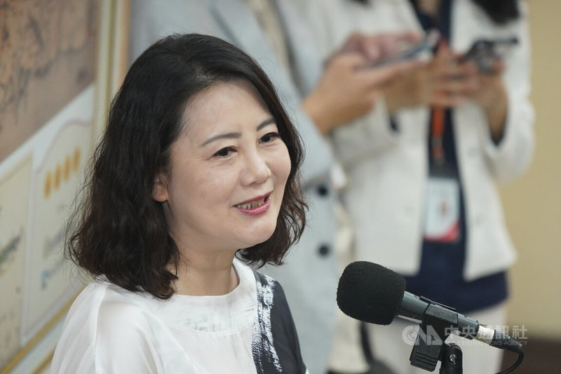 罷免民進黨立委吳思瑤提案領銜人張克晉退出領銜人身分,罷團送出更換領銜人同意書,中選會說同意書未達相關法定要件,領銜人仍是張克晉。吳思瑤(圖)28日在立法院受訪表示,百分之百尊重。中央社記者徐肇昌攝 114年5月28日