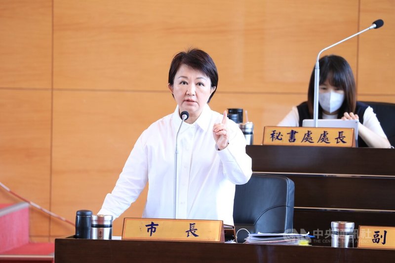 台中大巨蛋選址落腳水湳經貿園區,市長盧秀燕(前)以台北大巨蛋為例,希望政治人物對城市建設多給祝福、協助。中央社記者趙麗妍攝 114年5月28日