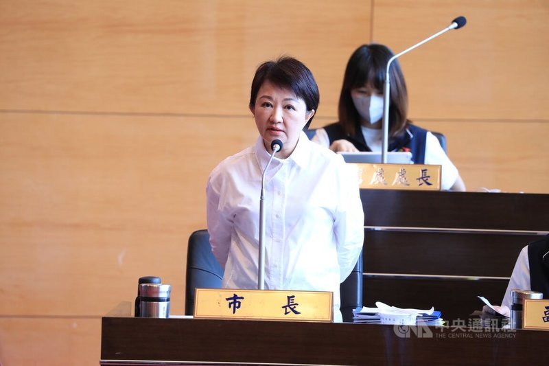 興達電廠燃煤機組啟動引議。台中市長盧秀燕(前)28日表示,市府與中央談判時堅持台中火力發電廠增加燃氣機組後,燃煤機組必須拆除,「當時就預料了,除役備用就有可能偷燒,所以中市府堅持拆除」。中央社記者趙麗妍攝 114年5月28日