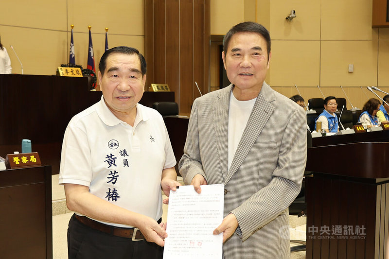 苗栗縣議員黃芳椿(左)28日質詢指出,銅鑼鄉健康照護園區開發案的地主農林公司28年前承諾退租佃農相關條件至今未兌現,會後將陳情書轉交縣長鍾東錦(右),請縣府協助主持公道。中央社記者管瑞平攝 114年5月28日