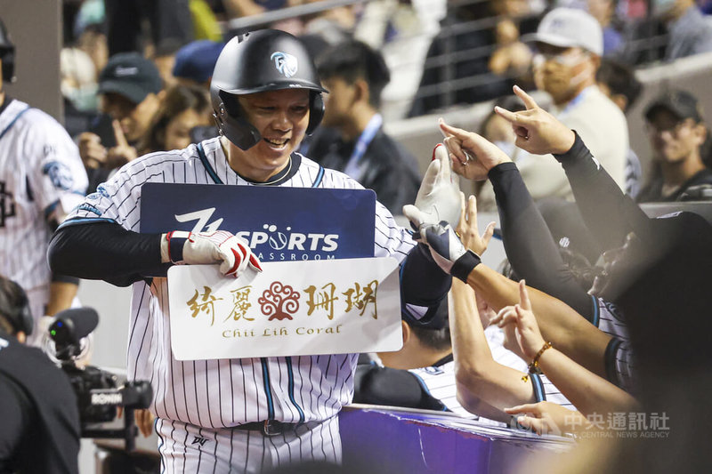 2025雙北世界壯年運動會棒球男子35歲以上競賽組28日在台北大巨蛋進行金牌戰,由GOATBROS山羊兄弟隊交手NTSU OB隊,山羊兄弟隊周思齊(左)4局下跑回本壘得分,與隊友擊掌致意。中央社記者鄭清元攝 114年5月28日