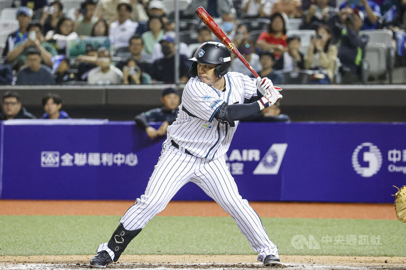 2025雙北世壯運棒球項目35歲以上組別的競賽男子組最終戰,28日在台北大巨蛋由GOATBROS山羊兄弟隊與NTSU OB隊交手,前中職球員、山羊兄弟隊周思齊(圖)4局下上場打擊,引起球迷關注。中央社記者鄭清元攝 114年5月28日