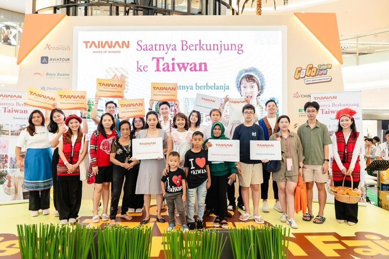 台灣觀光「購物之旅」印尼地區代言人Widi Mulia(中著白衣者),5月24日出席雅加達台灣農遊展銷會,與印尼民眾合影。(駐印尼代表處提供) 中央社 114年5月28日