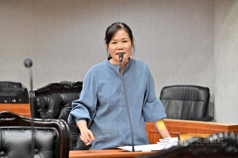 船齡28年、原本是金門縣政府公船的「太武輪」客輪退役,台東縣綠島鄉公所接受轉贈。無黨籍縣議員王姷力(圖)28日在議會質詢表示,鄉公所評估修繕太武輪費用要新台幣1.2億,目前停在高雄港也要停泊費,且航行速度慢是一般客輪2倍時間,有負鄉親期待。中央社記者盧太城台東攝 114年5月28日