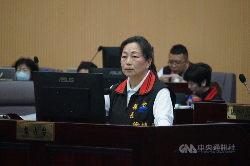 前花蓮縣民政處長明良臻因涉罷免「查水表」案遭檢方依涉違反個資法起訴,花蓮縣文化局長吳勁毅28日又因涉貪遭聲押,官員接連出包引議員關切;縣長徐榛蔚(前)表示,司法還沒判決前,都是無罪推定,相信同仁清白。中央社記者張祈攝 114年5月28日