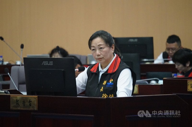 行政院統刪中央給地方的一般性補助款,花蓮遭減列新台幣26.5億元。縣長徐榛蔚(圖)28日在議會答詢指出,影響層面大,必要時將舉債,對於中央不合法的統刪做法,也不排除提出行政訴願。中央社記者張祈攝 114年5月28日
