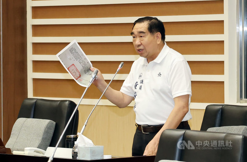 苗栗縣議員黃芳椿(圖)28日質詢早年為配合銅鑼科學園區設置,地主台灣農林股份有限公司承諾退耕佃農優先以優惠價承購周邊住宅區開發案,時隔28年至今遲未實現,請縣府協助主持公道。中央社記者管瑞平攝 114年5月28日