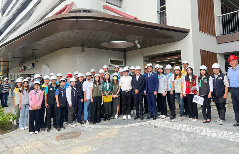 新竹市議會28日考察「西大路(停七)停車場興建工程」,有議員指出,部分停車格位置會與行車產生碰撞疑慮,動線不佳應調整;市府說,將提優化措施改善,預計12月底可營運。中央社記者郭宣彣攝 114年5月28日