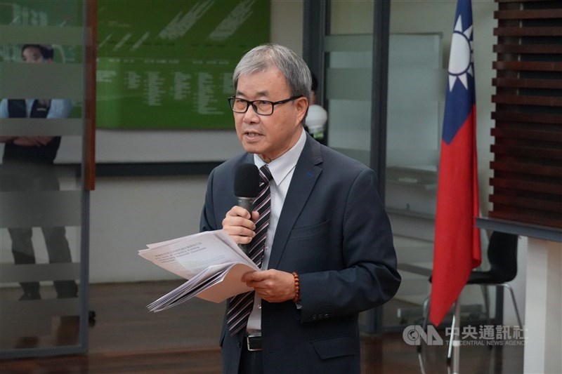 日前公布的行動載具到校管理草案,要求各校召開親師生會議,學生須占1/3,但學生擔心後續校務會議仍可能翻案。教育部長鄭英耀(圖)28日說,校務會議應尊重親師生共識。(中央社檔案照片)