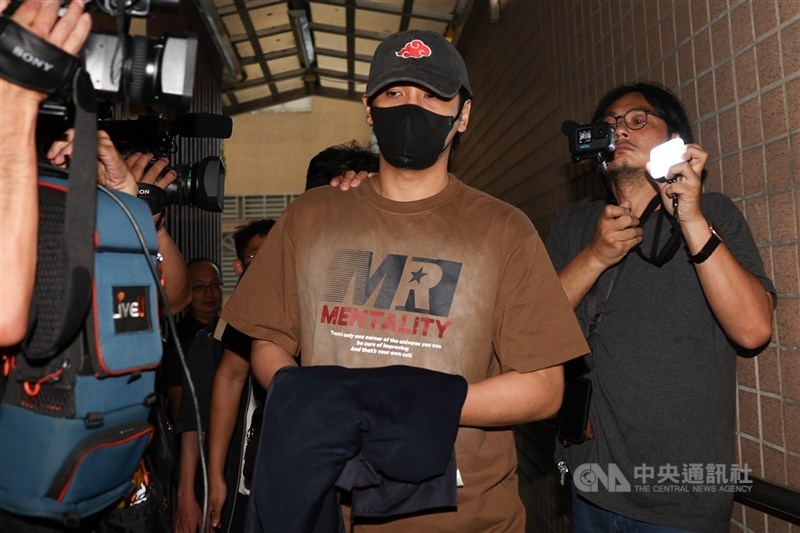 圖為新北檢警偵辦藝人涉逃避兵役案,藝人陳零九(中)日前遭移送新北地檢署複訊。(中央社檔案照片)