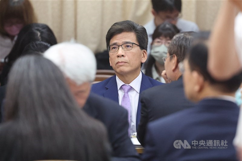 5月新台幣強升,壽險業面臨匯損壓力,恐連帶衝擊資本適足率(RBC),金管會主委彭金隆表示,有1家考慮後就調整股利。(中央社檔案照片)