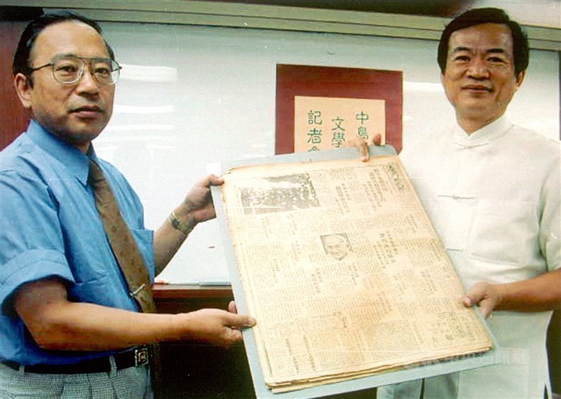 對台灣文學有極大貢獻的日本學者中島利郎25日辭世,享壽78歲。圖為2000年中島利郎將費心收藏的史料、1933年版「台灣新民報」捐贈給台灣的珍貴畫面。(中央社檔案照片)