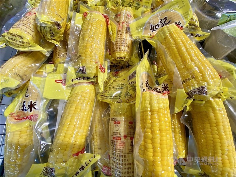 公平會決議有條件同意延展6家事業合船進口玉米聯合行為期限5年。圖為賣場所售玉米加工食品。(中央社檔案照片)