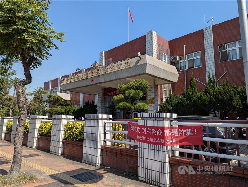 台中大里區1家飲料店,日前零錢愛心箱遭竊,28日又遭1名女子竊走收銀機內零用金,業者質疑治安問題。台中市警局霧峰分局表示,2件竊案都已循線逮人,全案警詢後2人都已依法送辦。 圖為台中市警局霧峰分局外觀。(中央社檔案照片)