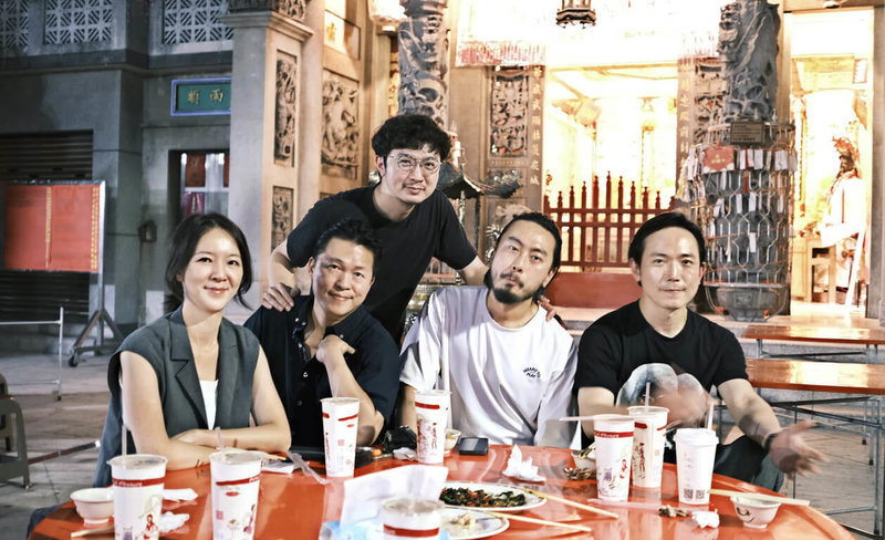 回聲樂團Echo of Your Soul今年啟動「秘密集會2.0小巡迴」,並在5月前進高雄、台南等地,團員們結束後直奔燒烤攤用餐,讓他們笑說:「好像重回年輕玩團一起相聚的美好時光。」(回聲社提供)中央社記者王寶兒傳真 114年5月28日