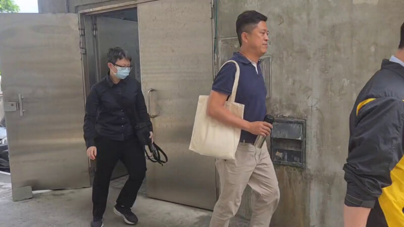 花蓮縣文化局長吳勁毅(中)27日遭檢調帶回偵訊,經檢察官複訊後,依涉犯貪污等罪,遭檢方聲押禁見。(民眾提供)中央社記者張祈傳真 114年5月28日