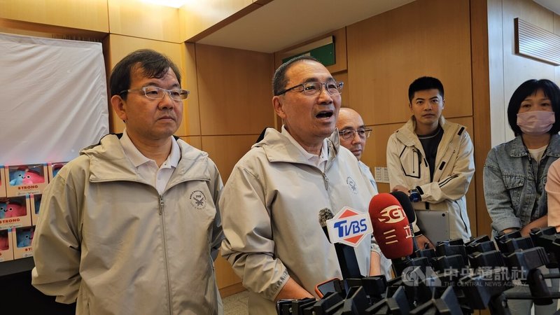 新北市長侯友宜(左2)針對中正路是否改名一事表示,中央要刪減地方一般性補助款,卻要地方花一大筆錢去改路名,「真的是很無聊的一件事」。中央社記者王鴻國攝 114年5月28日