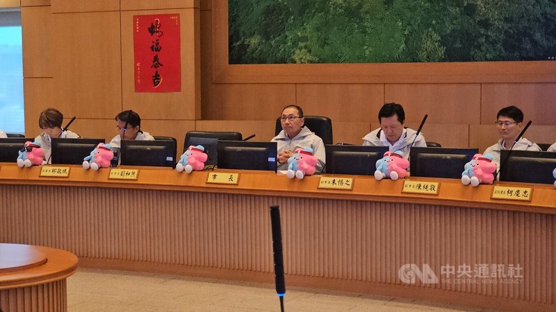新北市衛生局28日在市政會議報告時指出,COVID-19疫情持續上升,市長侯友宜(右3)呼籲民眾端午連假出遊要落實防疫。中央社記者王鴻國攝 114年5月28日