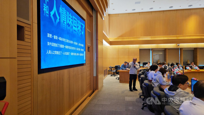 新北市水利局長宋德仁(前右站立者)28日在市政會議進行「城市的改變,從溪邊的微笑開始」專題報告,說明六水治理策略及整治成果。中央社記者王鴻國攝 114年5月28日