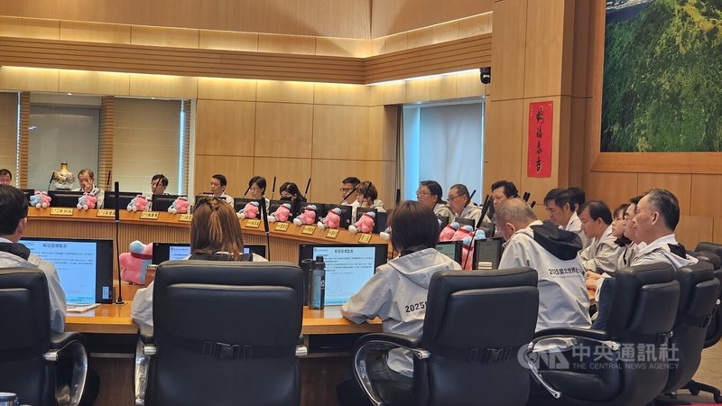 新北市政府28日召開市政會議,修正通過新北市公立公墓及公立骨灰骨骸存放設施使用收費標準案,部分公墓納骨塔骨灰等櫃位將配合實務需求及物價變動,調整收費標準。中央社記者王鴻國攝 114年5月28日
