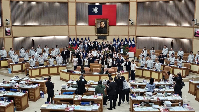 日本神奈川縣議會日華親善議員連盟會長松田良昭28日率團到訪新北市議會,當時議場內正進行業務質詢,但因日方多人已進入議場內,現場暫停質詢,並完成大合照。中央社記者王鴻國攝 114年5月28日