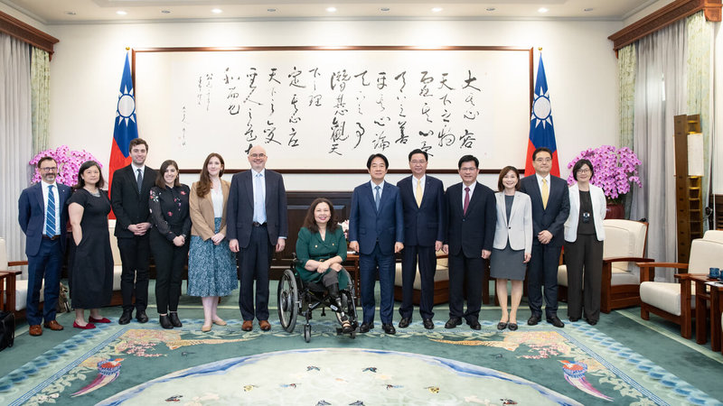 總統賴清德(右6)28日接見美國聯邦參議員達克沃斯(左7)訪問團,期盼深化台美經貿關係,創造雙邊更多利基。(總統府提供)中央社記者溫貴香傳真 114年5月28日