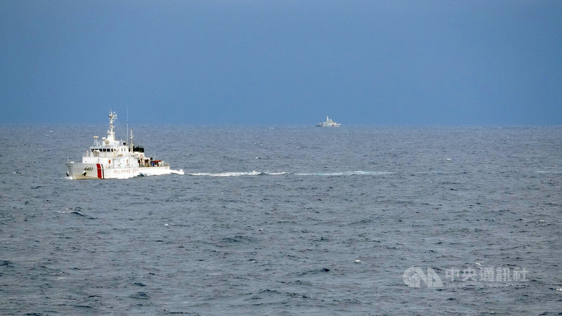 菲律賓民間團體「這是我們的」,28日於南海中業島海域舉辦海上和平演唱會,菲律賓海岸防衛隊派艦護航(前),中國海警船(後)全程尾隨。中央社記者林行健南海攝 114年5月28日