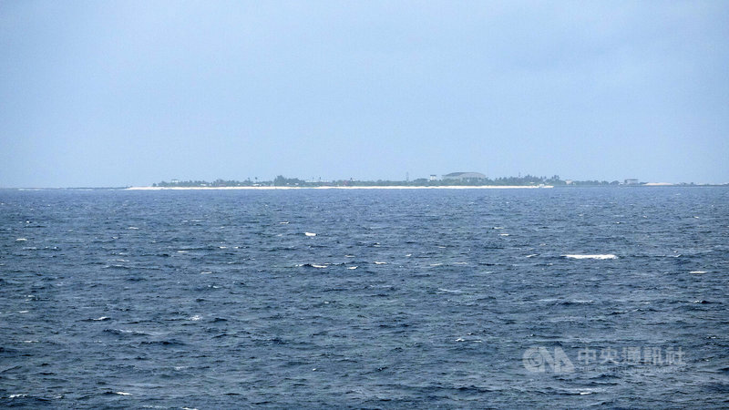 菲律賓民間團體「這是我們的」,28日於南海中業島3.5海里外的海域舉辦海上和平演唱會。遠方為中業島。中央社記者林行健南海攝 114年5月28日