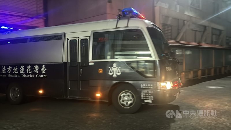 花蓮縣政府文化局長吳勁毅被檢舉圖利特定廠商等,與行政暨文化設施科長曾俊翔遭檢方聲押,花蓮地方法院28日晚間裁定2人羈押2月。圖為警備車開往看守所。中央社記者張祈攝 114年5月28日