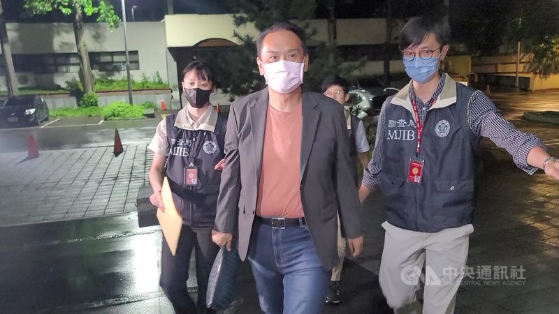 國民黨台北市議員陳重文(左2)等人涉行賄北投農會理事「搓圓仔湯」,檢調28日約談11人,陳重文晚間移送士林地檢署複訊。中央社記者謝幸恩攝 114年5月28日