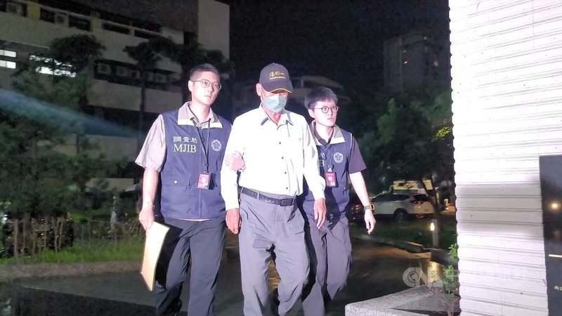台北市北投區農會理事長陳思宗(中)等人涉嫌於民國113年初至今年間,為求理事長選舉順利,疑似以財物等賄賂要求有意參選者退選,檢調28日約談11人,陳思宗晚間移送士林地檢署複訊。中央社記者謝幸恩攝 114年5月28日