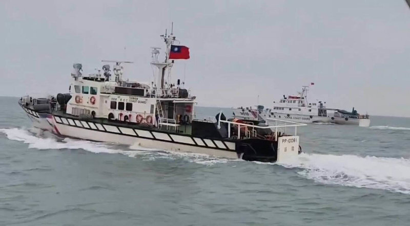 4艘中國海警船繼27日下午侵擾金門海域,28日上午再度現蹤金門海域,海洋委員會海巡署金馬澎分署調度4艘巡防艇應對,並廣播要求航離。(海巡署金馬澎分署提供)中央社記者吳玟嶸傳真 114年5月28日