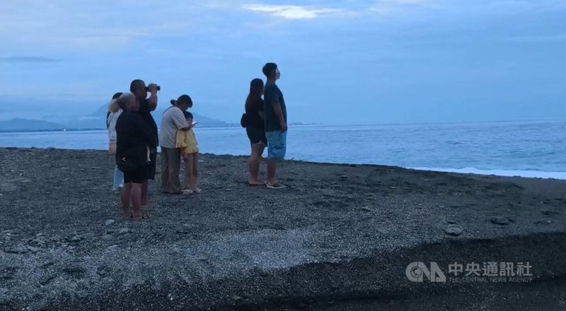 台東縣太麻里海邊一名男童28日傍晚在出海口被沖入大海,釣客見狀放下釣竿救人,也被海水拖下,2人目前失蹤。圖為家屬在岸邊焦急等待。中央社記者盧太城台東攝 1140528