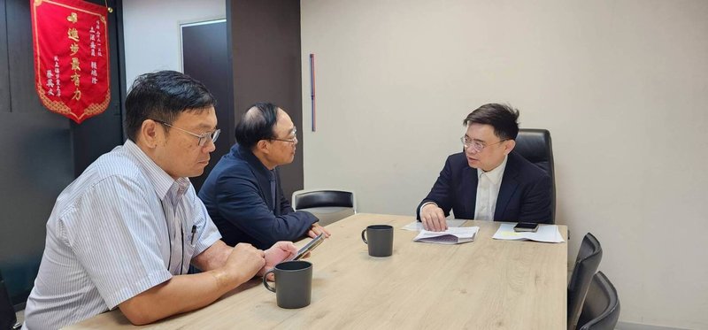 民進黨立委賴瑞隆(右)28日與交通部觀光署召開協調會議,爭取到新台幣240萬元補助辦理高雄「旗津風箏節」。(賴瑞隆辦公室提供)中央社記者蔡孟妤傳真 114年5月28日
