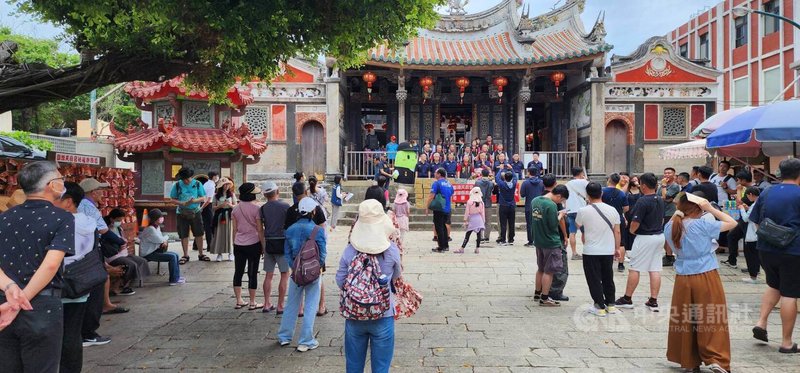 澎湖天后宮「保庇防詐水」贈水儀式,28日在天后宮前往廣場舉行,現場也正好大批遊客前往參觀,分享防詐水保佑。中央社 114年5月28日