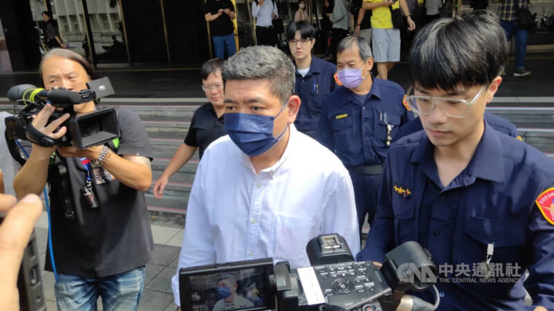 圖為藝人NONO(陳宣裕)(中)2023年10月出庭畫面。(中央社檔案照片)